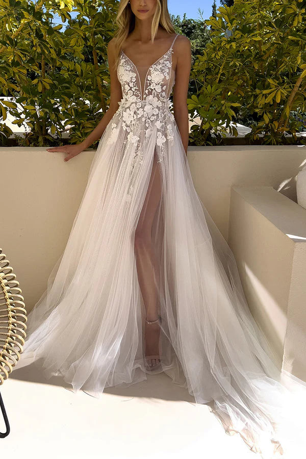 Abito da sposa bohémien con scollo a V e applicazioni in pizzo